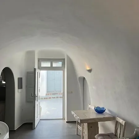 Nostos Cave House With Jacuzzi Apartman Fíra